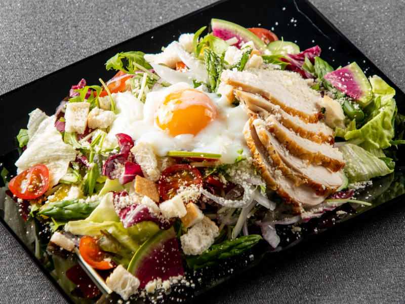 ローストチキンのシーザーサラダ 温玉付き